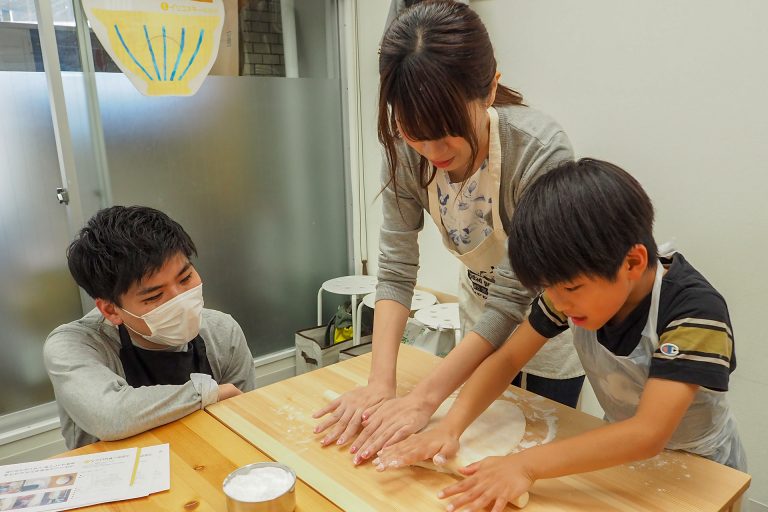 ぎゅーっ！ぎゅーっ！ 手打ちうどん作り体験教室 2018年4月 20180428-2.jpg – イリコスキー製麺所