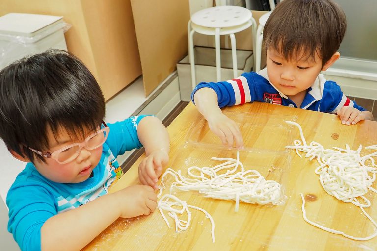 ぎゅーっ！ぎゅーっ！ 手打ちうどん作り体験教室 2018年4月 20180429-3.jpg – イリコスキー製麺所