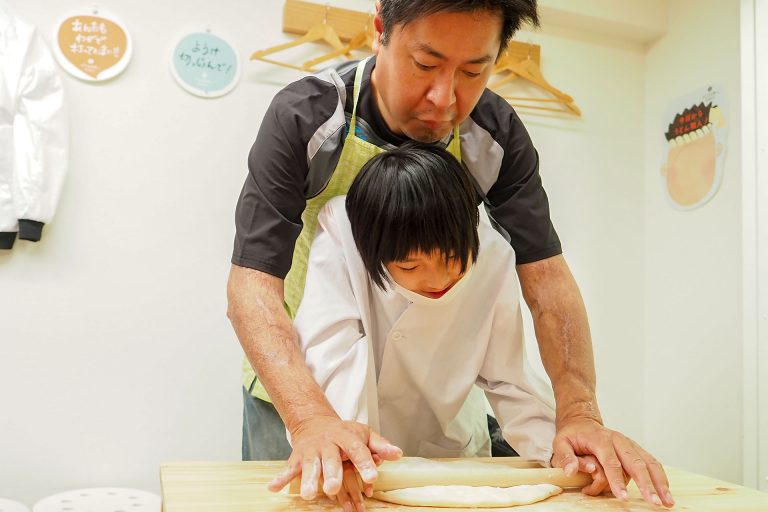 ぎゅーっ！ぎゅーっ！ 手打ちうどん作り体験教室 2018年4月 20180430-2.jpg – イリコスキー製麺所