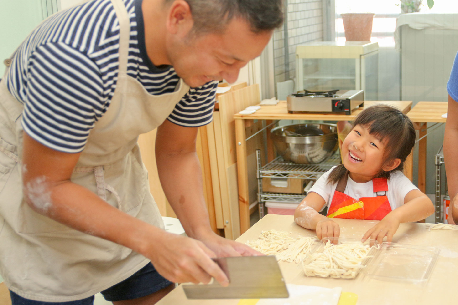 お父さんとうどん作りで遊んであげる