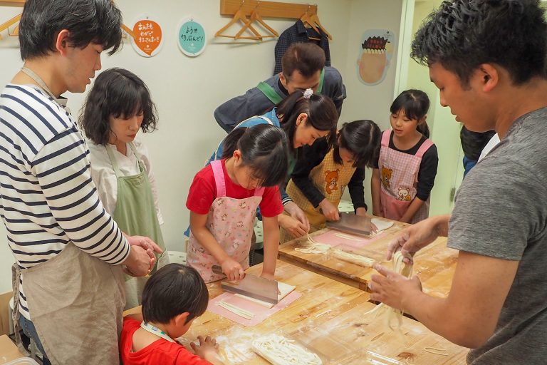 ぎゅーっ！ぎゅーっ！ 手打ちうどん作り体験教室 2018年4月 20180504-10.jpg – イリコスキー製麺所