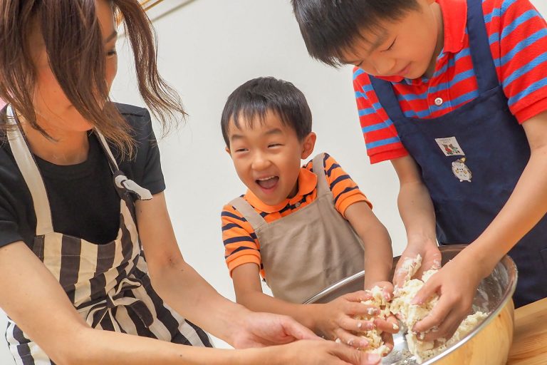 やさしいお兄ちゃんとおちゃめな僕と 手打ちうどん作り体験教室 2018年5月 20180521-1.jpg – イリコスキー製麺所
