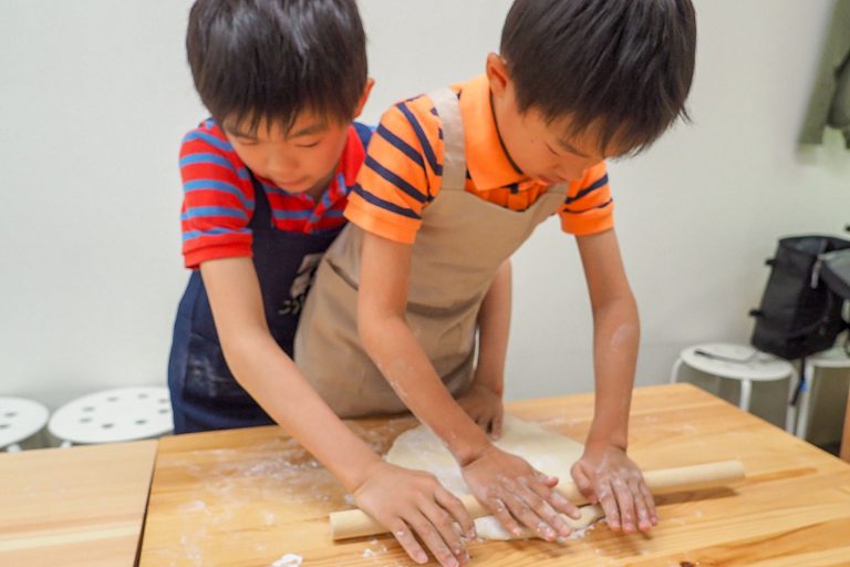 やさしいお兄ちゃんとおちゃめな僕と 手打ちうどん作り体験教室 2018年5月 20180521-2.jpg – イリコスキー製麺所