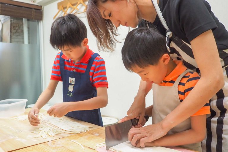 やさしいお兄ちゃんとおちゃめな僕と 手打ちうどん作り体験教室 2018年5月 20180521-3.jpg – イリコスキー製麺所