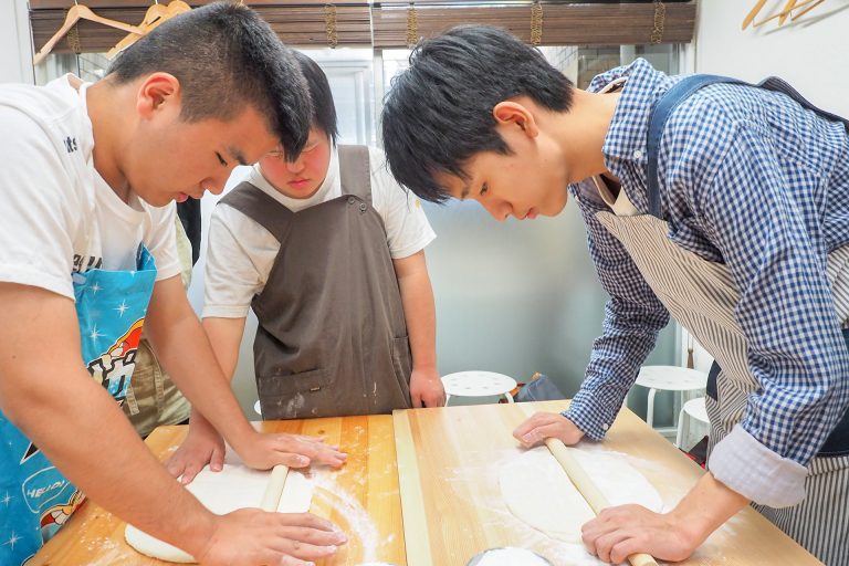 やさしいお兄ちゃんとおちゃめな僕と 手打ちうどん作り体験教室 2018年5月 20180527-1.jpg – イリコスキー製麺所