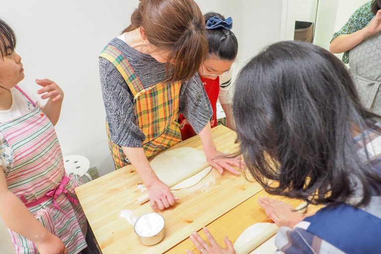 やさしいお兄ちゃんとおちゃめな僕と 手打ちうどん作り体験教室 2018年5月 20180527-2.jpg – イリコスキー製麺所