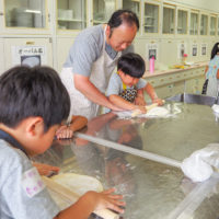 お父さんと一緒にがんばれ！ 出張手打ちうどん作り体験 2018年5月27日 20180527-12.jpg – イリコスキー製麺所