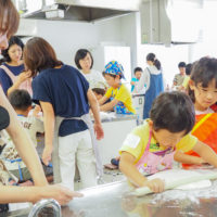 ちっちゃなカラダでがんばります！ 出張手打ちうどん作り体験 2018年5月27日 20180527-13.jpg – イリコスキー製麺所