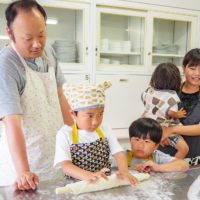 みんな見守ってるよ！ 出張手打ちうどん作り体験 2018年5月27日 20180527-15.jpg – イリコスキー製麺所