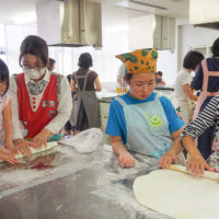 きれいに大きく伸びました！ 出張手打ちうどん作り体験 2018年5月27日 20180527-17.jpg – イリコスキー製麺所