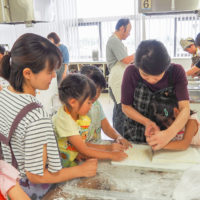 さあ、いよいよ切りますよ！ 出張手打ちうどん作り体験 2018年5月27日 20180527-19.jpg – イリコスキー製麺所