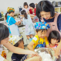 お待ちかねの踏み！がんばって 出張手打ちうどん作り体験 2018年5月27日 20180527-2.jpg – イリコスキー製麺所
