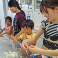 細い！上手に切ってますね 出張手打ちうどん作り体験 2018年5月27日 20180527-21.jpg – イリコスキー製麺所