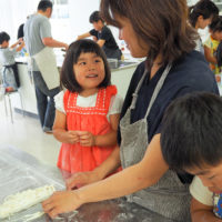 美味しそうだね、ママ！ 出張手打ちうどん作り体験 2018年5月27日 20180527-22.jpg – イリコスキー製麺所