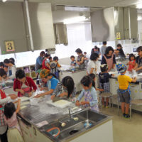 こんな調理室の広々空間で実施しました 出張手打ちうどん作り体験 2018年5月27日 20180527-23.jpg – イリコスキー製麺所
