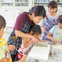 指切らないようにしっかり見てね 出張手打ちうどん作り体験 2018年5月27日 20180527-24.jpg – イリコスキー製麺所