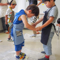 手をつないでこっちでも踏み！ 出張手打ちうどん作り体験 2018年5月27日 20180527-5.jpg – イリコスキー製麺所
