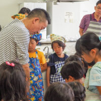 こうやって踏むんだよ～！ 出張手打ちうどん作り体験 2018年5月27日 20180527-8.jpg – イリコスキー製麺所