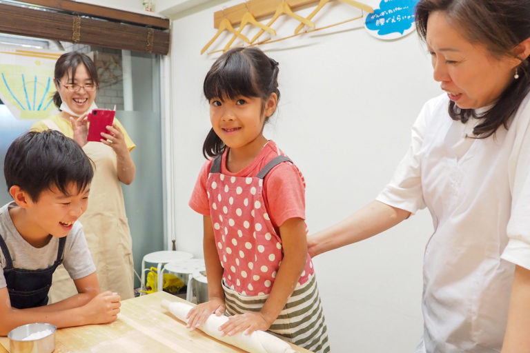 やさしいお兄ちゃんとおちゃめな僕と 手打ちうどん作り体験教室 2018年5月 20180603-2.jpg – イリコスキー製麺所