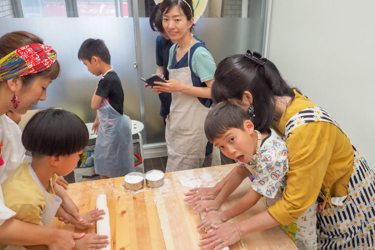 やさしいお兄ちゃんとおちゃめな僕と 手打ちうどん作り体験教室 2018年5月 20180603-5.jpg – イリコスキー製麺所