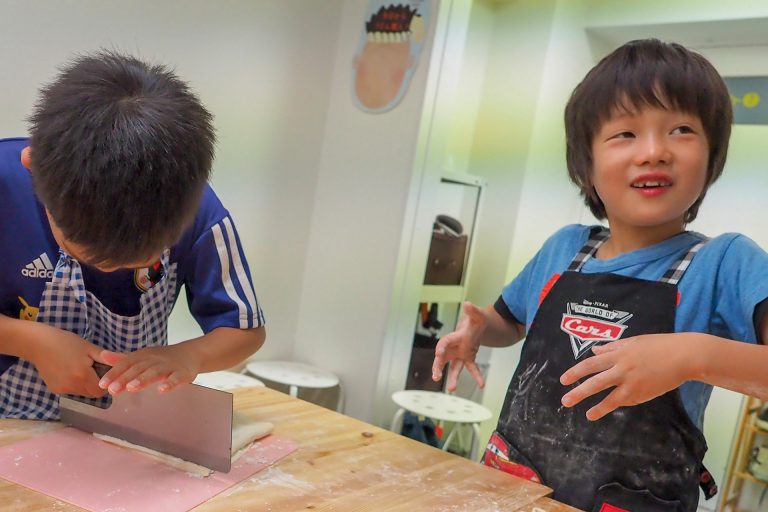 やさしいお兄ちゃんとおちゃめな僕と 手打ちうどん作り体験教室 2018年5月 20180604-4.jpg – イリコスキー製麺所