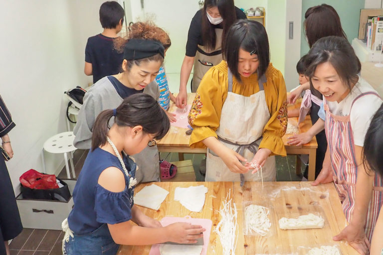 やさしいお兄ちゃんとおちゃめな僕と 手打ちうどん作り体験教室 2018年5月 20180611-7.jpg – イリコスキー製麺所
