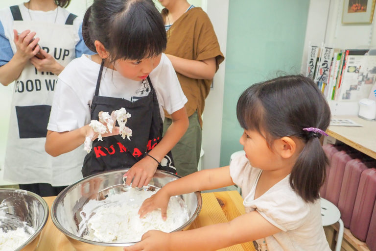 子ども会、ちっちゃな子と遊んであげるおねえちゃん 手打ちうどん作り体験教室 2018年6月 20180616-1.jpg – イリコスキー製麺所