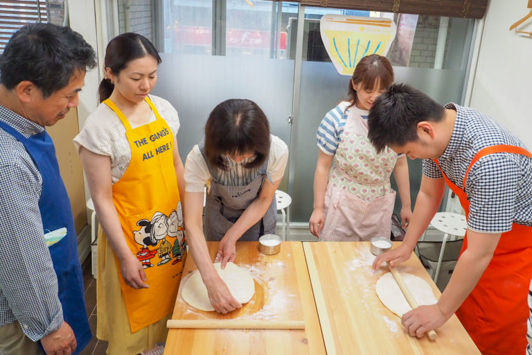 子ども会、ちっちゃな子と遊んであげるおねえちゃん 手打ちうどん作り体験教室 2018年6月 20180616-11.jpg – イリコスキー製麺所