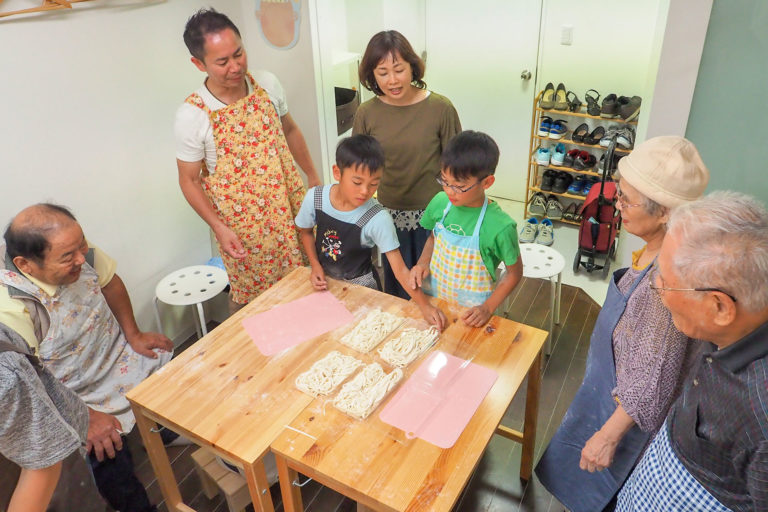 子ども会、ちっちゃな子と遊んであげるおねえちゃん 手打ちうどん作り体験教室 2018年6月 20180616-12.jpg – イリコスキー製麺所