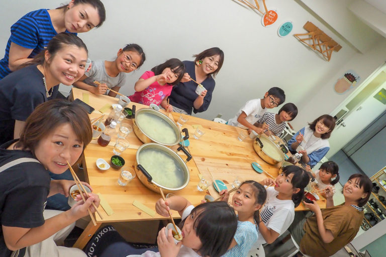 子ども会、ちっちゃな子と遊んであげるおねえちゃん 手打ちうどん作り体験教室 2018年6月 20180616-4.jpg – イリコスキー製麺所