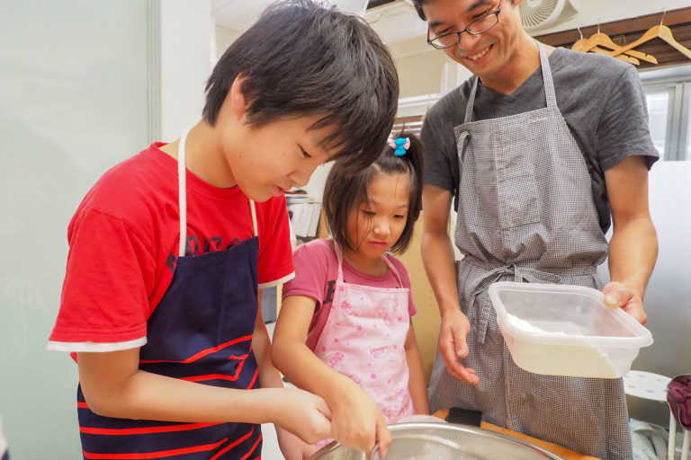 子ども会、ちっちゃな子と遊んであげるおねえちゃん 手打ちうどん作り体験教室 2018年6月 20180616-5.jpg – イリコスキー製麺所