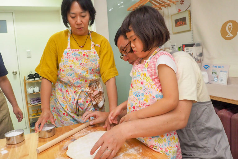 子ども会、ちっちゃな子と遊んであげるおねえちゃん 手打ちうどん作り体験教室 2018年6月 20180616-6.jpg – イリコスキー製麺所