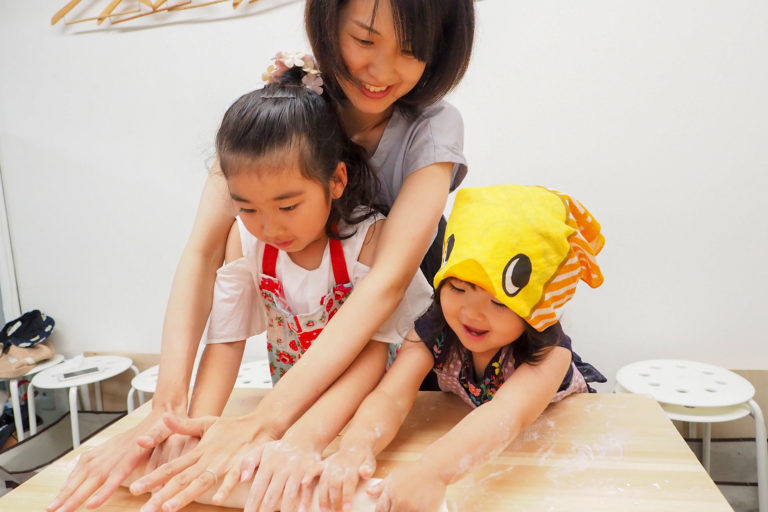 子ども会、ちっちゃな子と遊んであげるおねえちゃん 手打ちうどん作り体験教室 2018年6月 20180616-7.jpg – イリコスキー製麺所