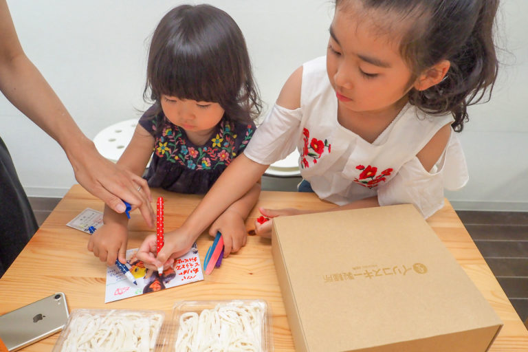子ども会、ちっちゃな子と遊んであげるおねえちゃん 手打ちうどん作り体験教室 2018年6月 20180616-8.jpg – イリコスキー製麺所