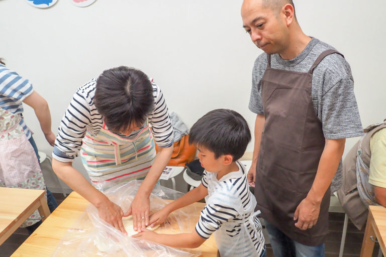 子ども会、ちっちゃな子と遊んであげるおねえちゃん 手打ちうどん作り体験教室 2018年6月 20180616-9.jpg – イリコスキー製麺所