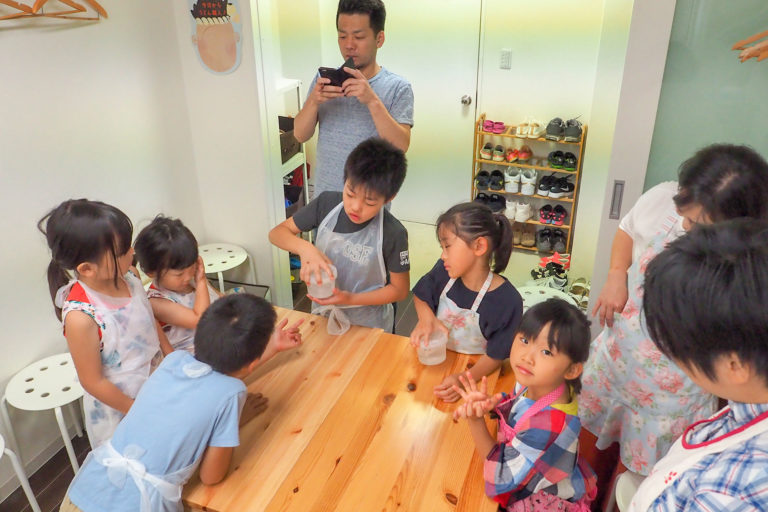 子ども会、ちっちゃな子と遊んであげるおねえちゃん 手打ちうどん作り体験教室 2018年6月 20180617-1.jpg – イリコスキー製麺所