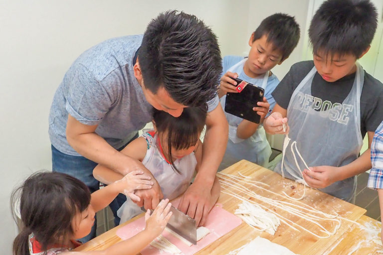 子ども会、ちっちゃな子と遊んであげるおねえちゃん 手打ちうどん作り体験教室 2018年6月 20180617-2.jpg – イリコスキー製麺所