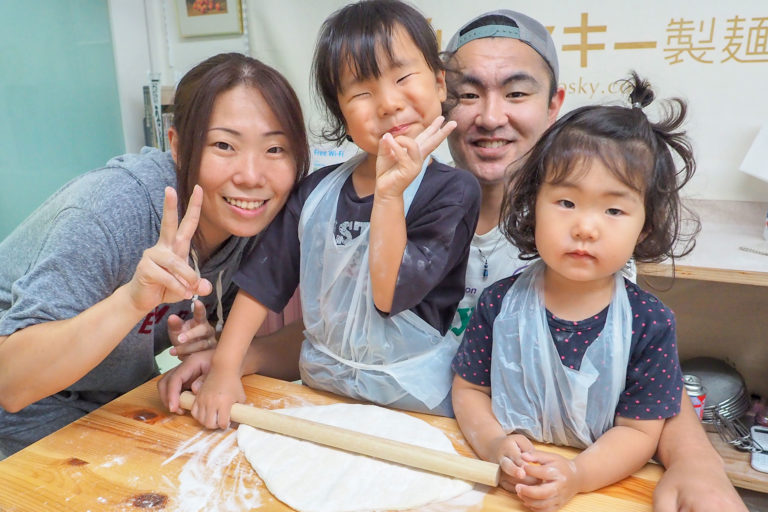 子ども会、ちっちゃな子と遊んであげるおねえちゃん 手打ちうどん作り体験教室 2018年6月 20180617-7.jpg – イリコスキー製麺所