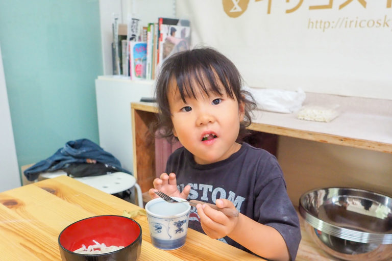 子ども会、ちっちゃな子と遊んであげるおねえちゃん 手打ちうどん作り体験教室 2018年6月 20180617-8.jpg – イリコスキー製麺所