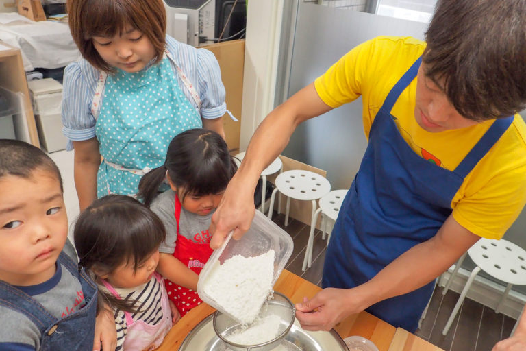 子ども会、ちっちゃな子と遊んであげるおねえちゃん 手打ちうどん作り体験教室 2018年6月 20180617-9.jpg – イリコスキー製麺所