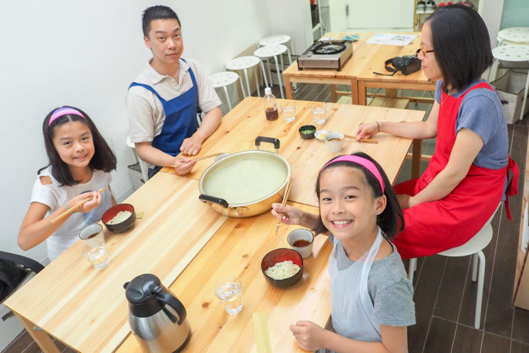 子ども会、ちっちゃな子と遊んであげるおねえちゃん 手打ちうどん作り体験教室 2018年6月 20180703-1.jpg – イリコスキー製麺所
