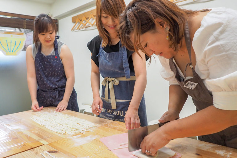 子ども会、ちっちゃな子と遊んであげるおねえちゃん 手打ちうどん作り体験教室 2018年6月 20180703-4.jpg – イリコスキー製麺所