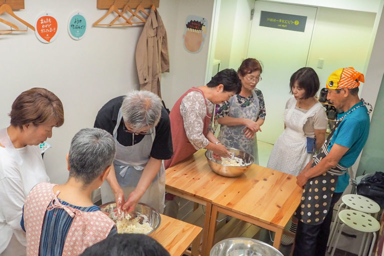 子ども会、ちっちゃな子と遊んであげるおねえちゃん 手打ちうどん作り体験教室 2018年6月 20180706-2.jpg – イリコスキー製麺所