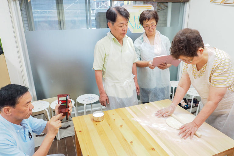 子ども会、ちっちゃな子と遊んであげるおねえちゃん 手打ちうどん作り体験教室 2018年6月 20180706-4.jpg – イリコスキー製麺所