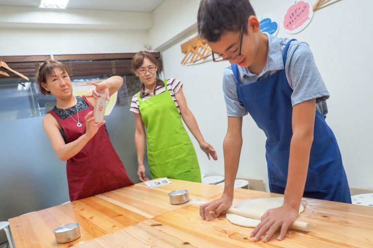 子ども会、ちっちゃな子と遊んであげるおねえちゃん 手打ちうどん作り体験教室 2018年6月 20180706-5.jpg – イリコスキー製麺所
