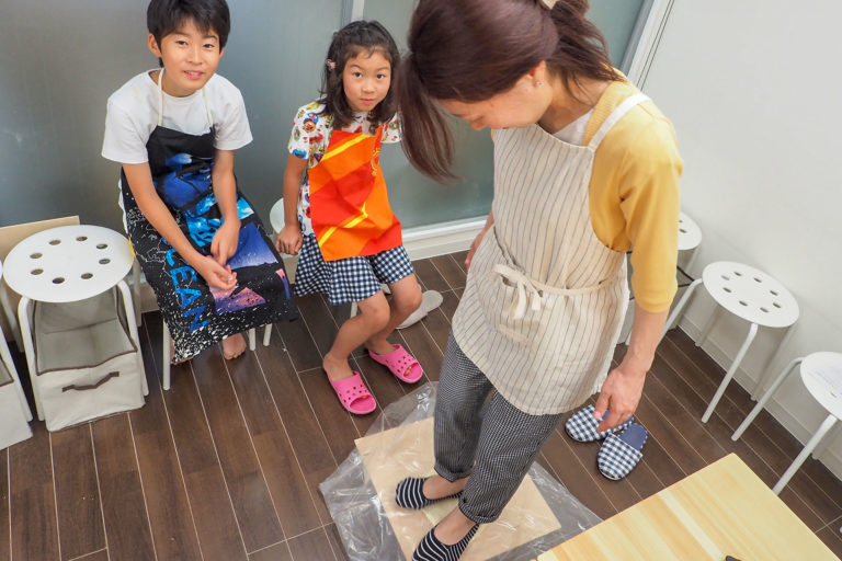 子ども会、ちっちゃな子と遊んであげるおねえちゃん 手打ちうどん作り体験教室 2018年6月 20180707-2.jpg – イリコスキー製麺所