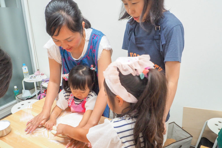 子ども会、ちっちゃな子と遊んであげるおねえちゃん 手打ちうどん作り体験教室 2018年6月 20180707-6.jpg – イリコスキー製麺所
