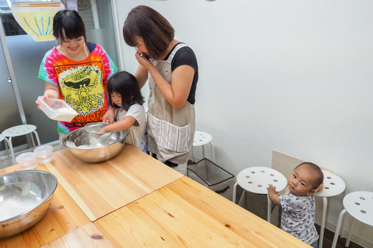 子ども会、ちっちゃな子と遊んであげるおねえちゃん 手打ちうどん作り体験教室 2018年6月 20180712-2.jpg – イリコスキー製麺所