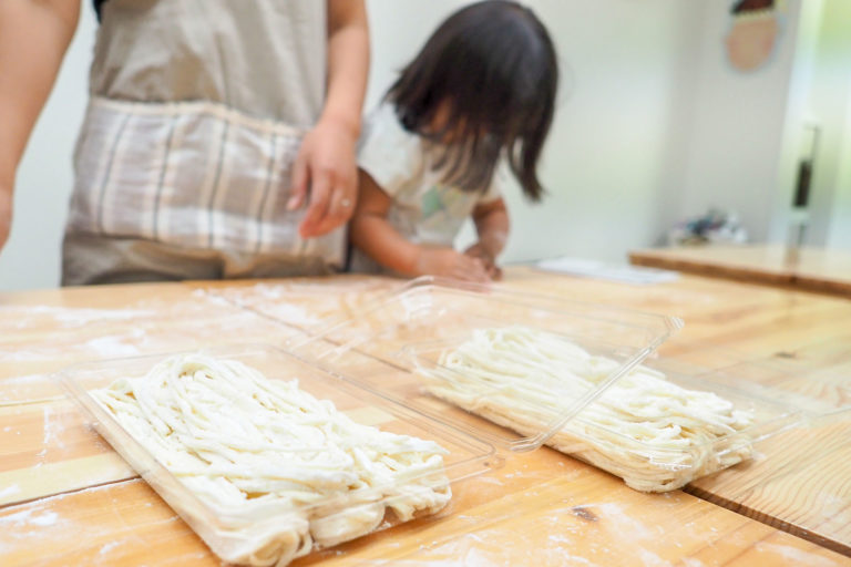子ども会、ちっちゃな子と遊んであげるおねえちゃん 手打ちうどん作り体験教室 2018年6月 20180712-3.jpg – イリコスキー製麺所