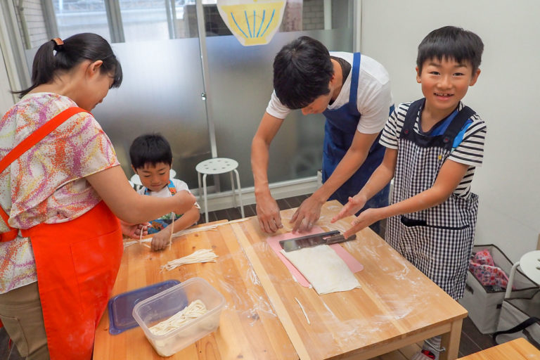子ども会、ちっちゃな子と遊んであげるおねえちゃん 手打ちうどん作り体験教室 2018年6月 20180714-1.jpg – イリコスキー製麺所
